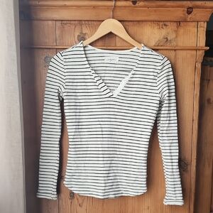 Carly Jean Los Angeles Black and White Striped V-Neck Long Sleeve Top